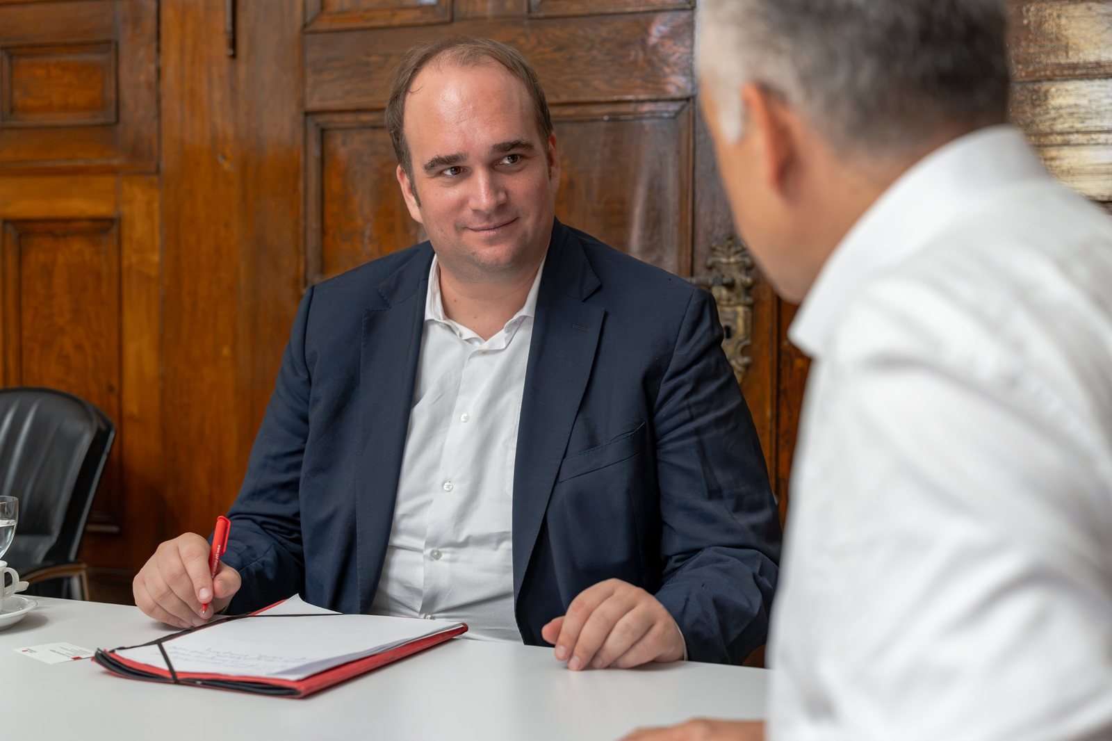Sebastian Roloff hört einem Gesprächspartner zu